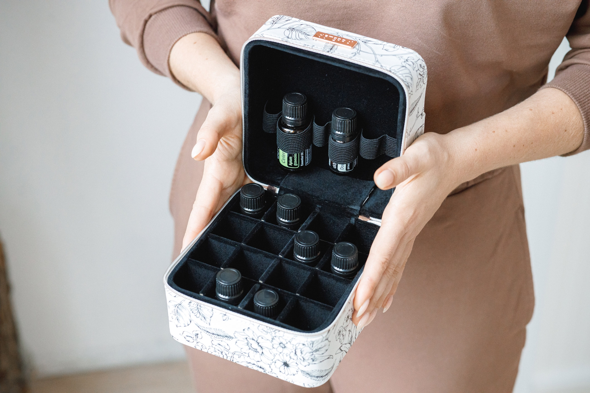 Органайзер для хранения масел с черно-белым принтом doTERRA (на 16 + 6 масел) - Для использования масел - Каталог товаров